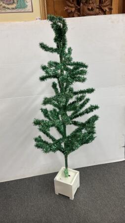 57IN ARTIFICAL CHRISTMAS TREE
