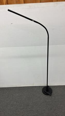 ADJUSTABLE FLOOR LAMP