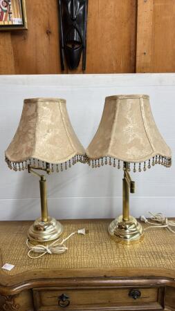 PAIR OF 23IN TALL METAL BASED LAMPS