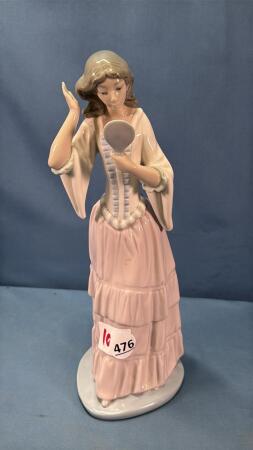 LLADRO FIGURINE "LADY GETTING READY"