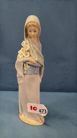 LLADRO FIGURINE "GIRL WITH FLOWERS"