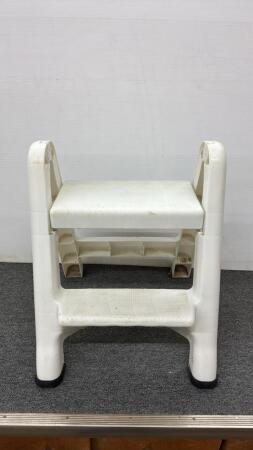 PLASTIC 2 STEP LADDER