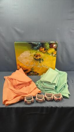 QUANTITY OF NAPKINS & TABLECLOTHS, NAPKIN RINGS