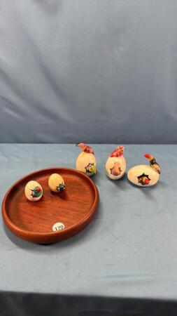 (5) CERAMIC EGG FIGURES ON 9IN WOODEN PLATE