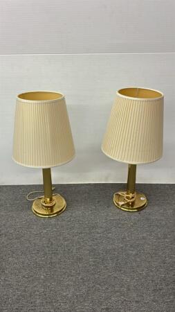 PAIR OF 27IN HIGH METAL BASED TABLE LAMPS