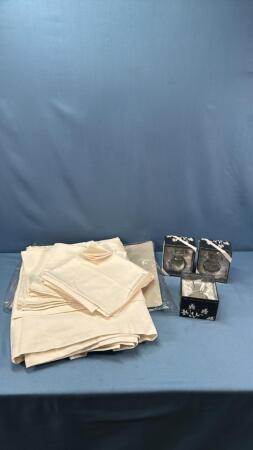 TABLE CLOTH AND 12 NAPKINS WITH 3 NAPKIN RINGS