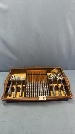 SET OF ONEIDA FLATWARE