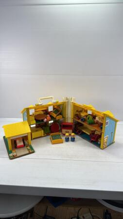 FISHER PRICE PLAY FAMILY HOUSE