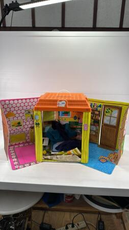 VINTAGE MATTEL BARBIE COUNTRY LIVING DOLL HOUSE