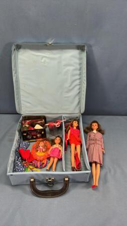 SKIPPER BARBIE DOLL CASE WITH BARBIES