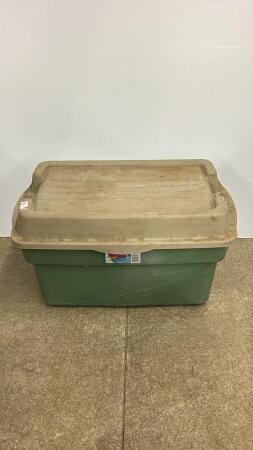 RUBBERMAID 104L TOTE WITH LID