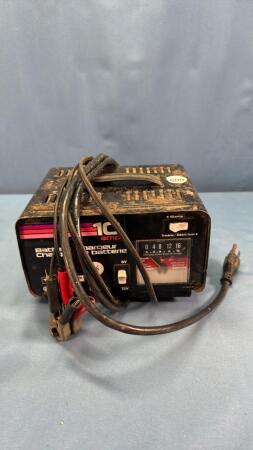 MOTOMASTER 10AMP BATTERY CHARGER