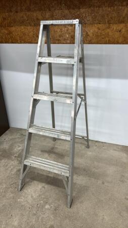 ALUMINUM 5 FT STEP LADDER