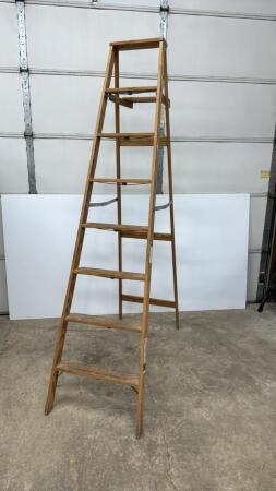 DAVIDSON 8FT WOODEN STEP LADDER