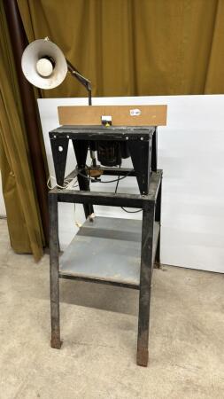 ROUTER TABLE ON STAND WITH SKIL 1823 PLUNGE ROUTER