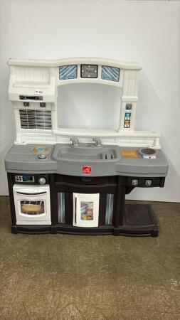 STEP 2 KITCHEN PLAY CENTRE