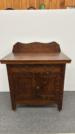VARNISHED WASH STAND