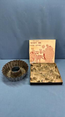 NOAH'S ARK COOKIE CUTTER SET & 8IN METAL CAKE PAN