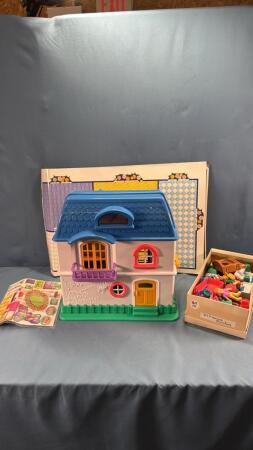PLASTIC DOLLHOUSE & FURNITURE