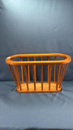SPINDLE STYLE MAGAZINE RACK