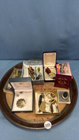 QUANTITY OF JEWELLERY
