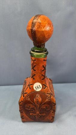 DECANTER WITH LEATHER COVERING