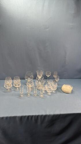 QUANTITY OF UNMATCHED GLASSWARE