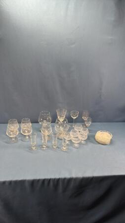 QUANTITY OF UNMATCHED GLASSWARE