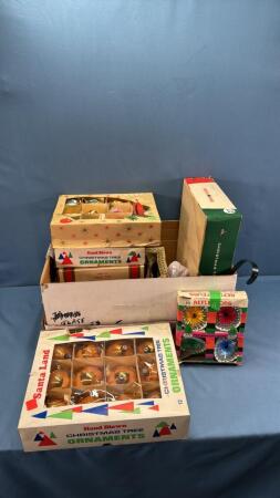 QUANTITY OF VINTAGE CHRISTMAS DECORATIONS
