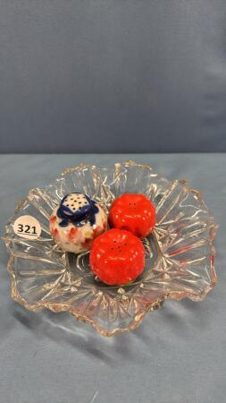 7IN GLASS PLATE W/PAIR OF TOMATO SALT & PEPPERS