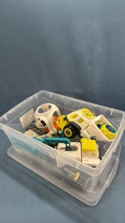 QUANTITY OF PLASTIC KIDS TOYS