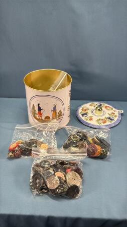 VINTAGE HARRIOT QUIMPER DESIGN TIN