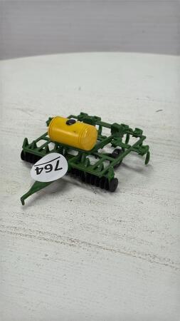 JOHN DEERE DISC WITH FERTILIZER APPLICATOR TANK