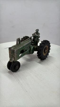 CAST NARROW TRACTOR WITH MAN