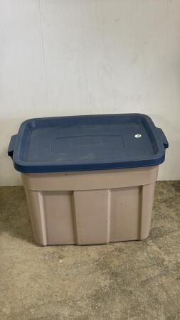 ROUGH NECK 68L RUBBERMAID TOTE WITH LID
