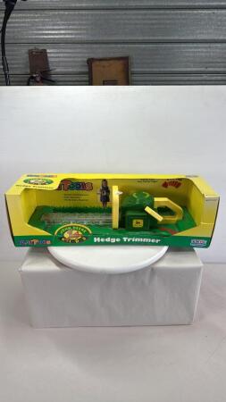 PLASTIC JOHN DEERE KIDS HEDGE TRIMMER