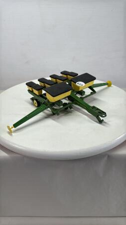 JOHN DEERE 4 ROW PLANTER WITH MARKERS