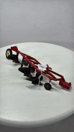 INTERNATIONAL 4 FURROW PLOW