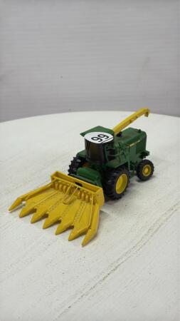 CUSTOM JOHN DEERE 6910 SP CORN HARVESTER