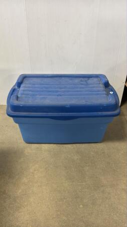 RUBBERMAID TOTE WITH HINGED LID