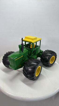 JOHN DEERE ARTICULATING TRACTOR WITH CUSTOM TIRES