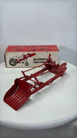 MCCORMICK TRACTOR LOADER