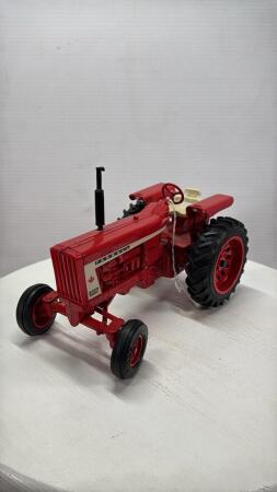 FARMALL 806 TRACTOR