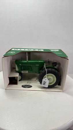 OLIVER 880 TRACTOR