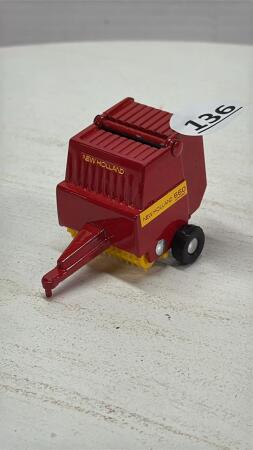 NEW HOLLAND 660 ROUND BALER WITH BALE