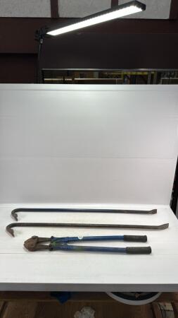 24IN SET OF BOLT CUTTERS & (2) 3FT PRY BARS
