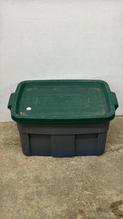 RUBBERMAID ROUGH NECK TOTE WITH LID