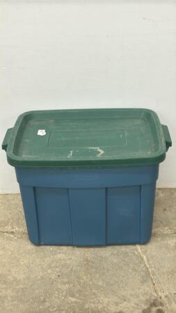 RUBBERMAID ROUGH NECK TOTE WITH LID