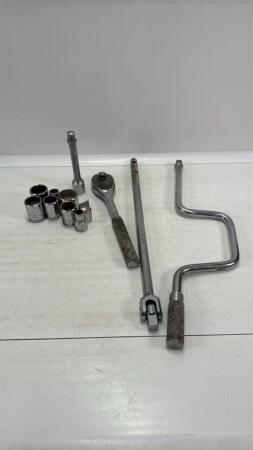 ASSORTMENT OF 1/2IN DRIVE SOCKETS,RATCHET, BREAKER BAR ETC