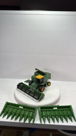 JOHN DEERE COMBINE WITH FLEX HEAD & (2) CORN HEADS